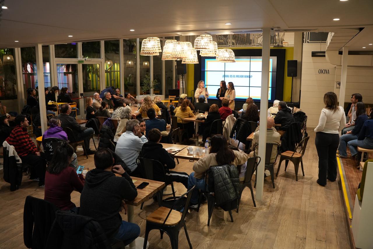PINT OF SCIENCE cerró una exitosa edición en Trelew con gran convocatoria y espíritu solidario